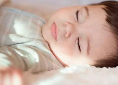 5 علت مهم عرق کردن نوزاد؛ تشخیص و درمان آن