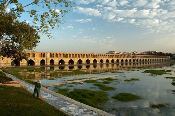 سی و سه پل و معماری شگفت انگیز آن